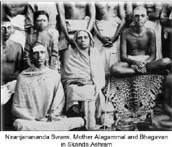 Bhagavan, Mother and Niranjananda Swami at Skandasramam